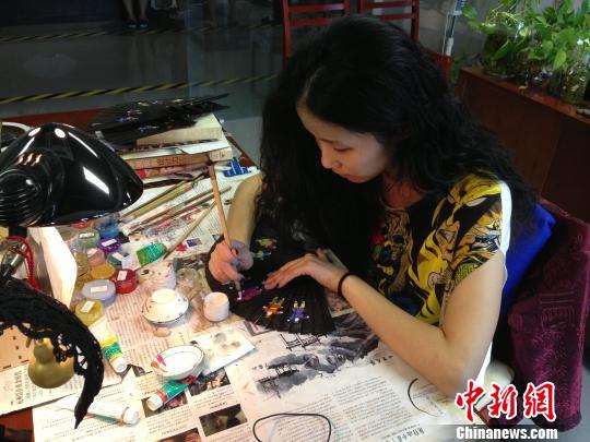 王星记开门招古法制扇学徒 80末女生欲扇上3D绘画